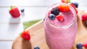 Ovocné smoothie ozdobené lesným ovocím